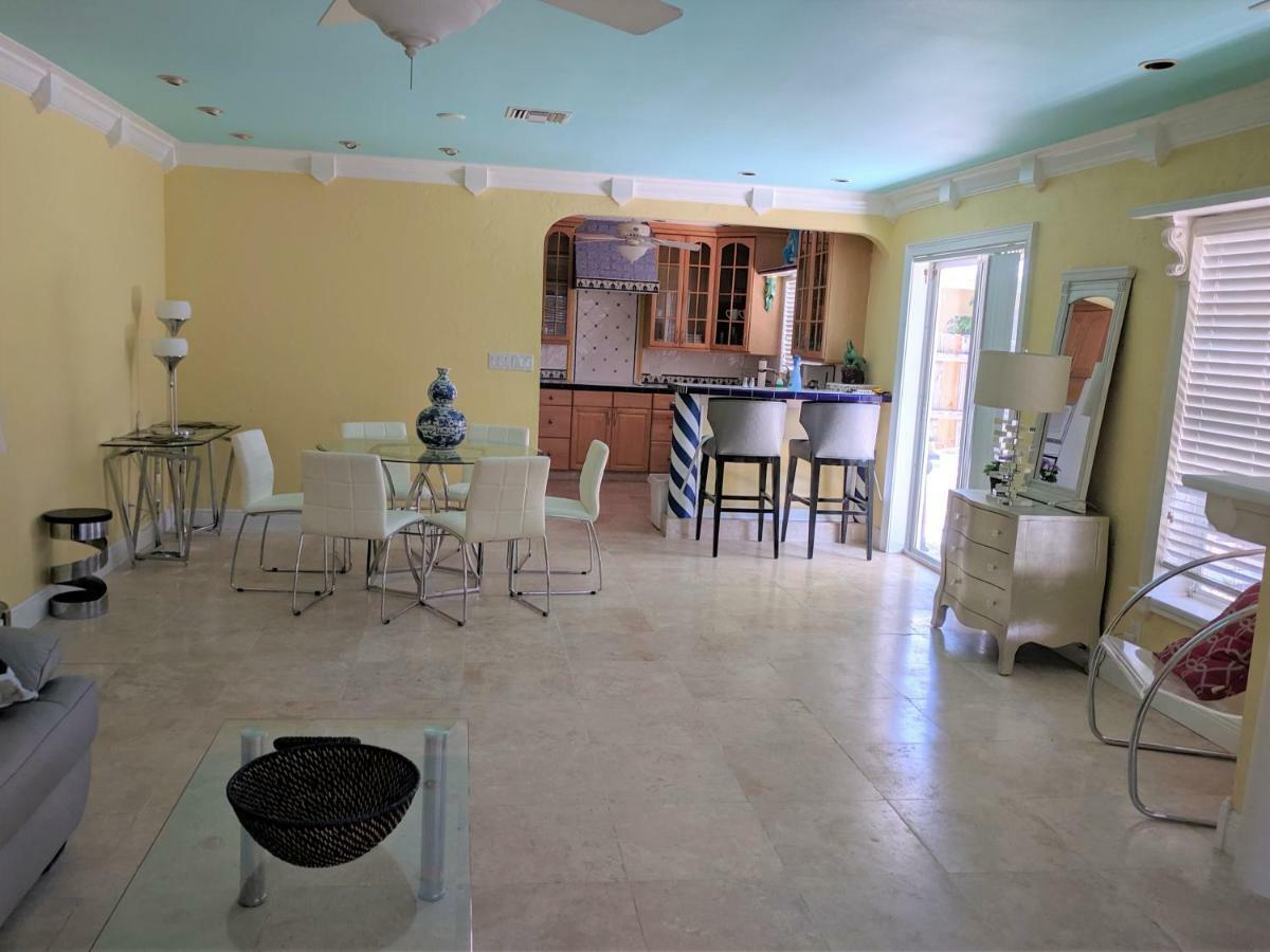 One-Bedroom Corner Apartment Balcony 201,1138294078:JPEG
